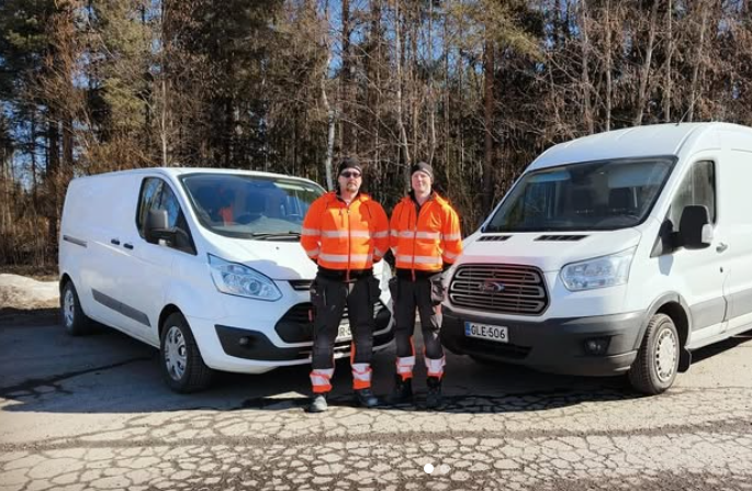 Harant Oy:n asentajat työautoilla