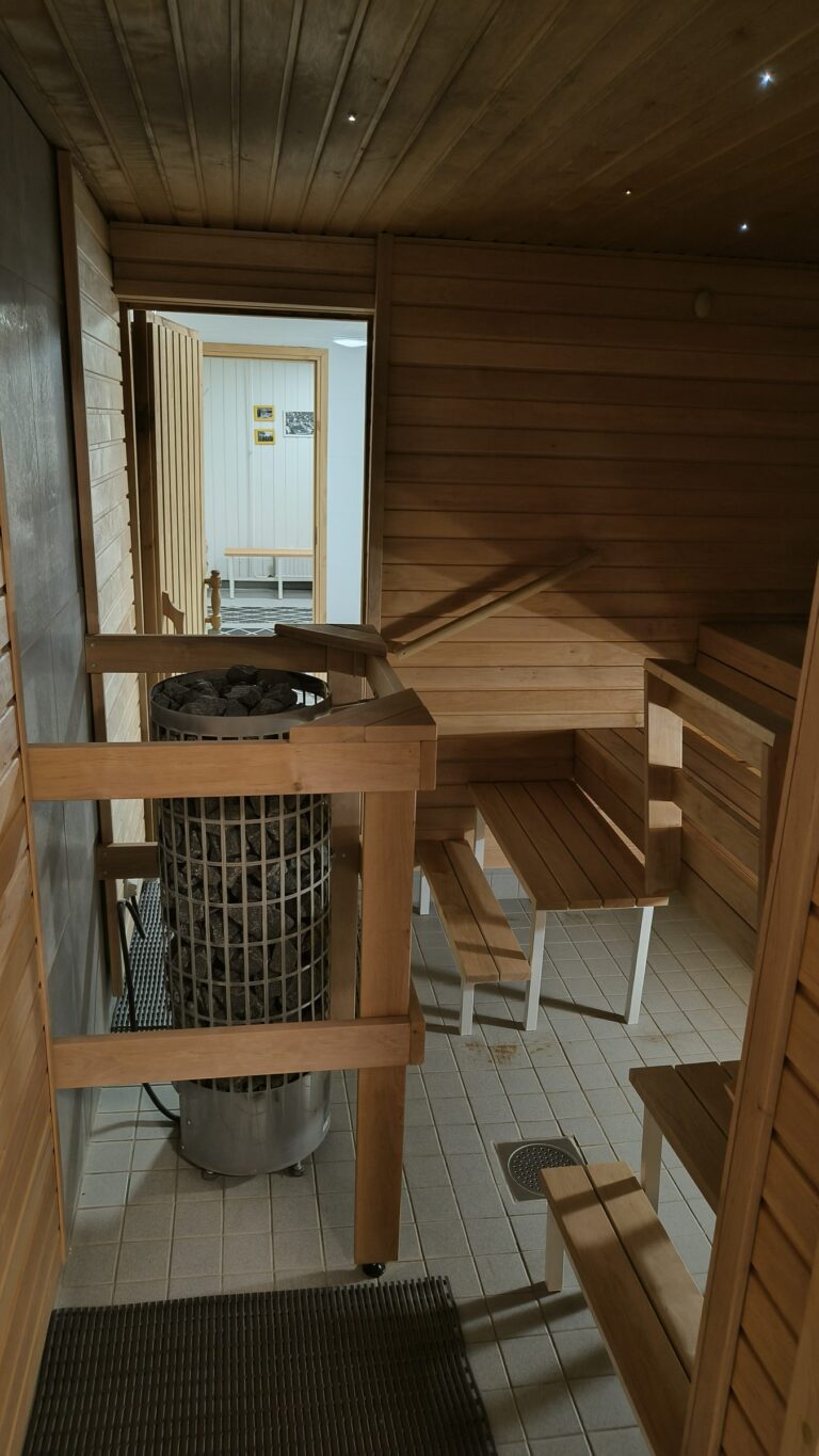Valmis sauna lauteineen
